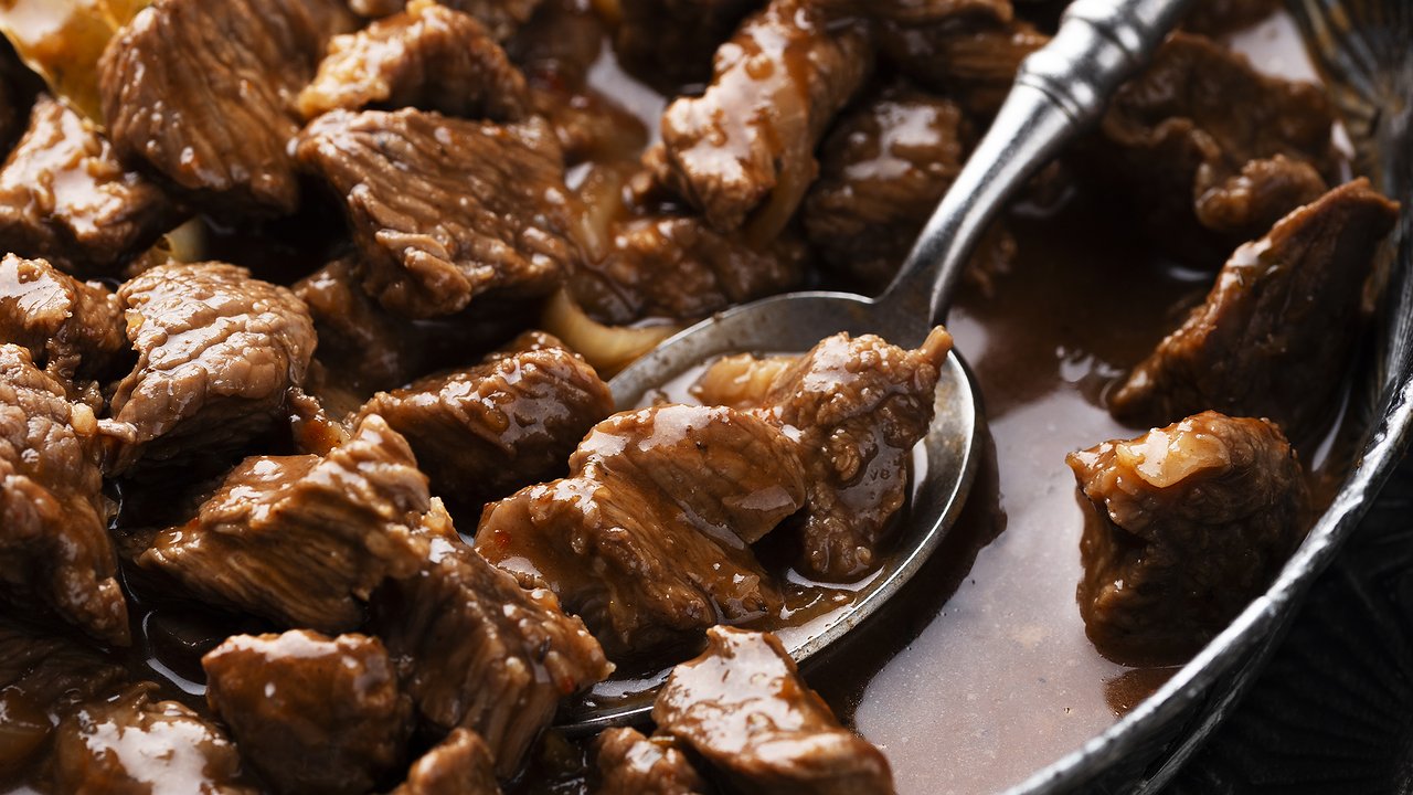 Главная картинка новости: Нужно ли сливать «первую воду» при варке мяса: опытный шеф-повар поставил точку в этом вопросе