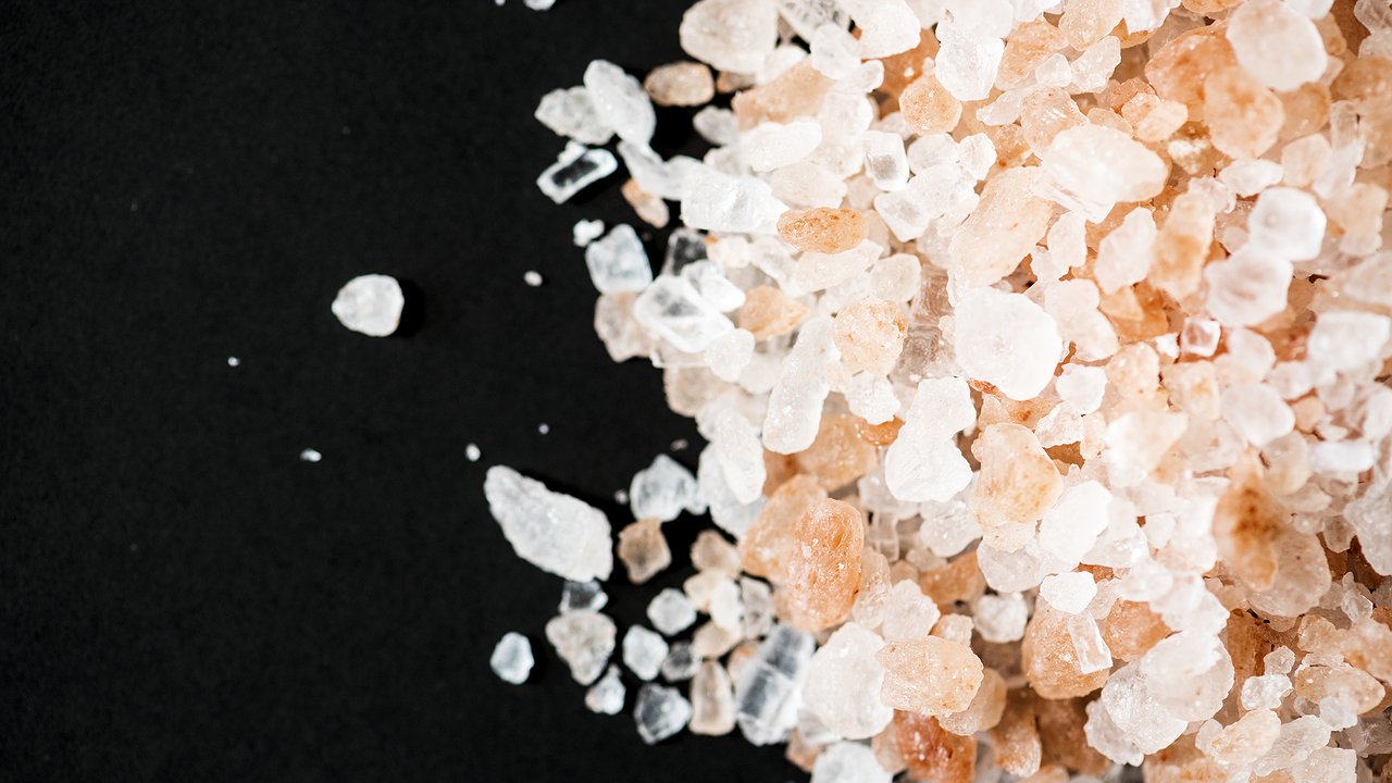 Главная картинка новости: Одна химия, а не соль: Роскачество выявило 5 марок поваренной соли, которые стоит обходить стороной