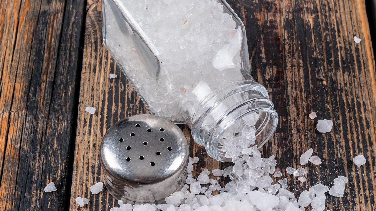 Главная картинка новости: Одна химия, а не соль: Роскачество выявило 5 марок поваренной соли, которые лучше обходить стороной