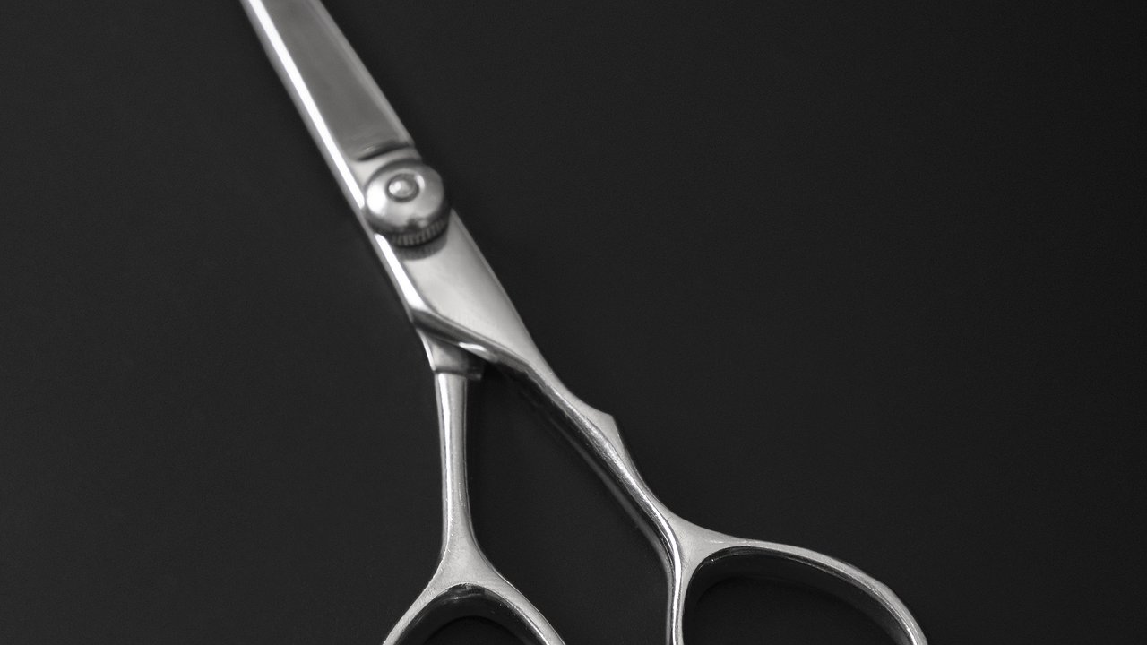 Главная картинка новости: Ножницы острее бритвы: если затупились, всегда делаю только так – 3 простых способа заточки