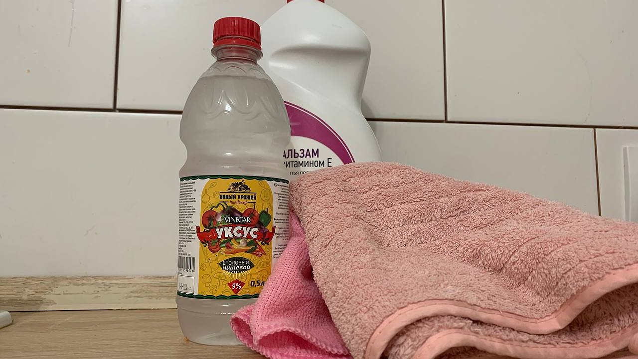 Главная картинка новости: Растворите всего 2 капли в уксусе и вылейте в унитаз — утром хоть как в зеркало смотрись: желтизна исчезнет