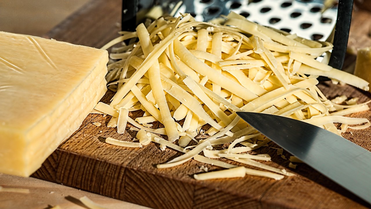 Главная картинка новости: «Не вздумайте покупать, даже со скидкой в 25%»: в Роскачестве назвали марки сыра, которые испортят стол