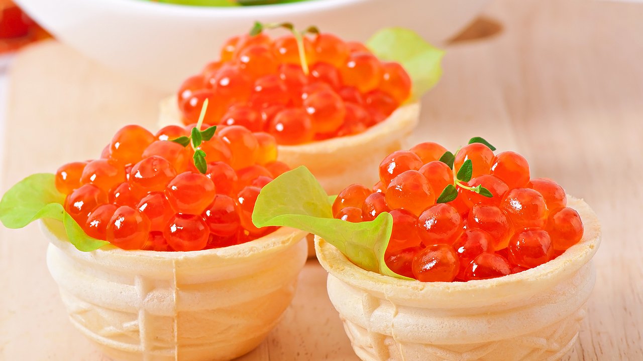 Главная картинка новости: Кишечная палочка в популярном деликатесе: Роскачество рассказало, какую красную икру лучше обходить стороной