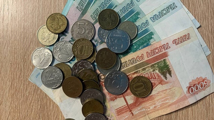 Главная картинка новости: Накопления станут бесполезными бумажками: новая волна девальвации этой зимой обесценит сбережения россиян, как в 90-е