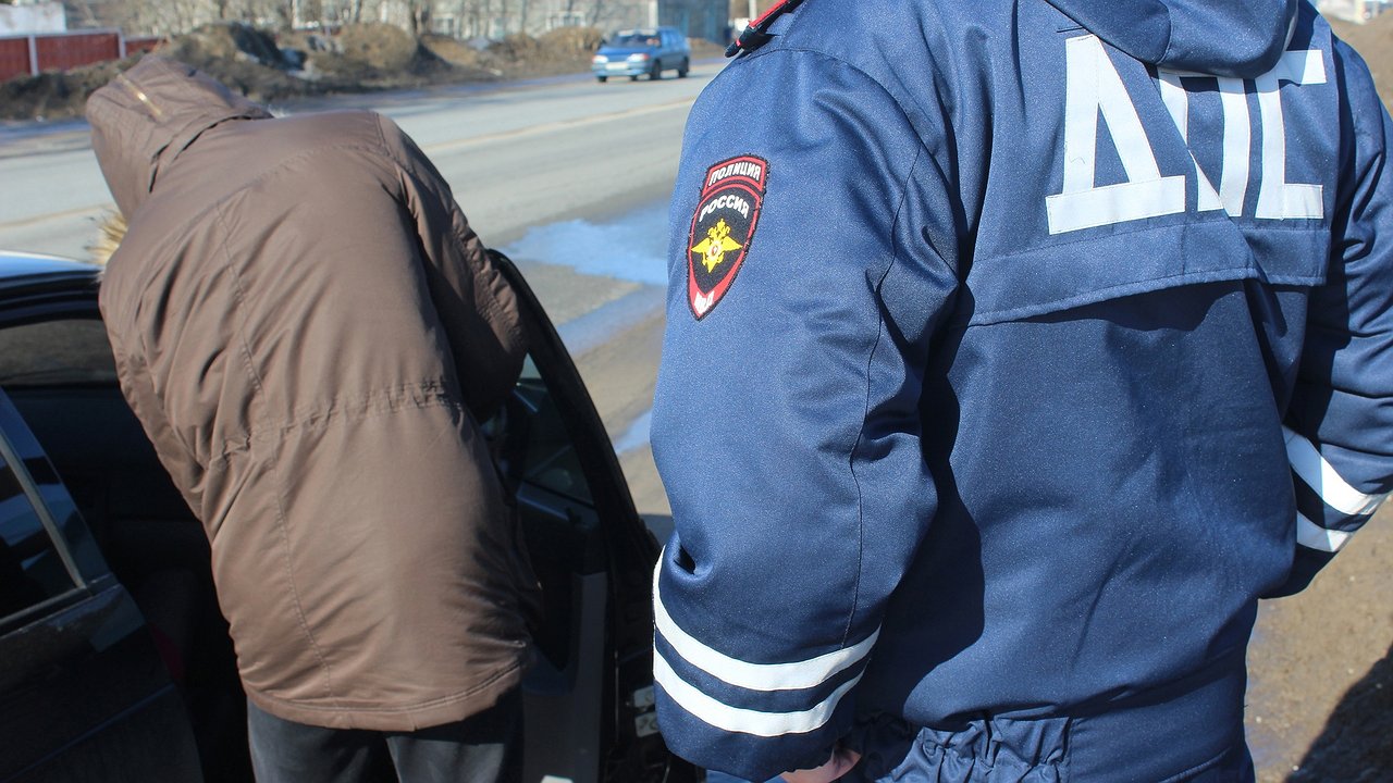 Главная картинка новости: В Калуге сотрудники полиции остановили авто с наркоманами 