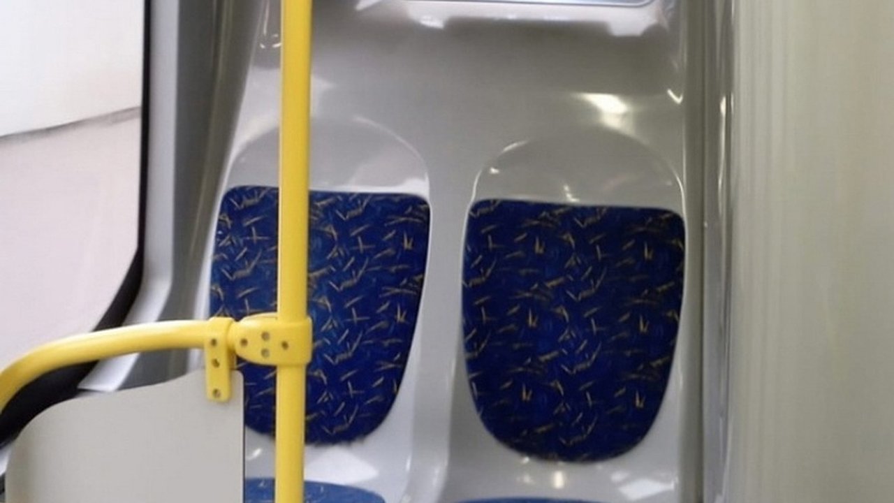 Главная картинка новости: Места для поцелуев в калужских автобусах: шутка или маркетинговый ход?