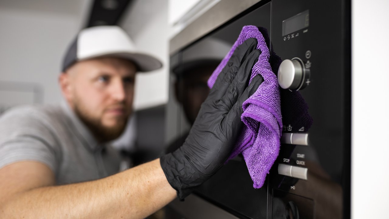 Главная картинка новости: Добавляю в тарелку 2 ложки, ставлю в микроволновку и наслаждаюсь ее чистотой уже через 10 минут: стала, как из магазина