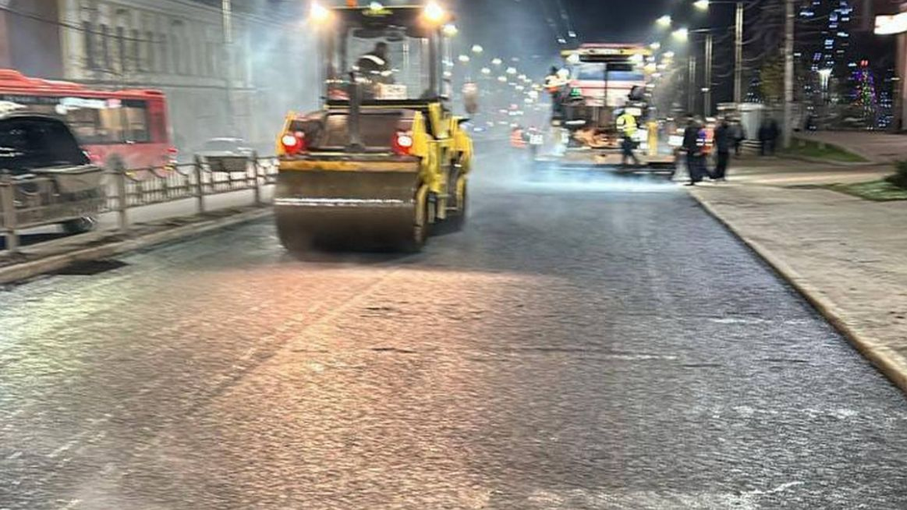 Главная картинка новости: На улице Кирова укладывают новый слой асфальта после жалоб калужан