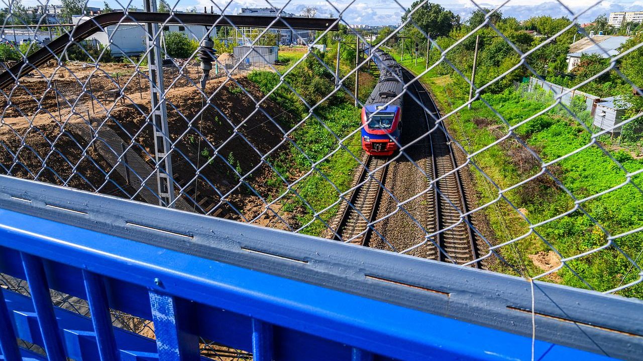 Главная картинка новости: На «Синих мостах» в Калуге начали монтировать троллейбусные контактные линии