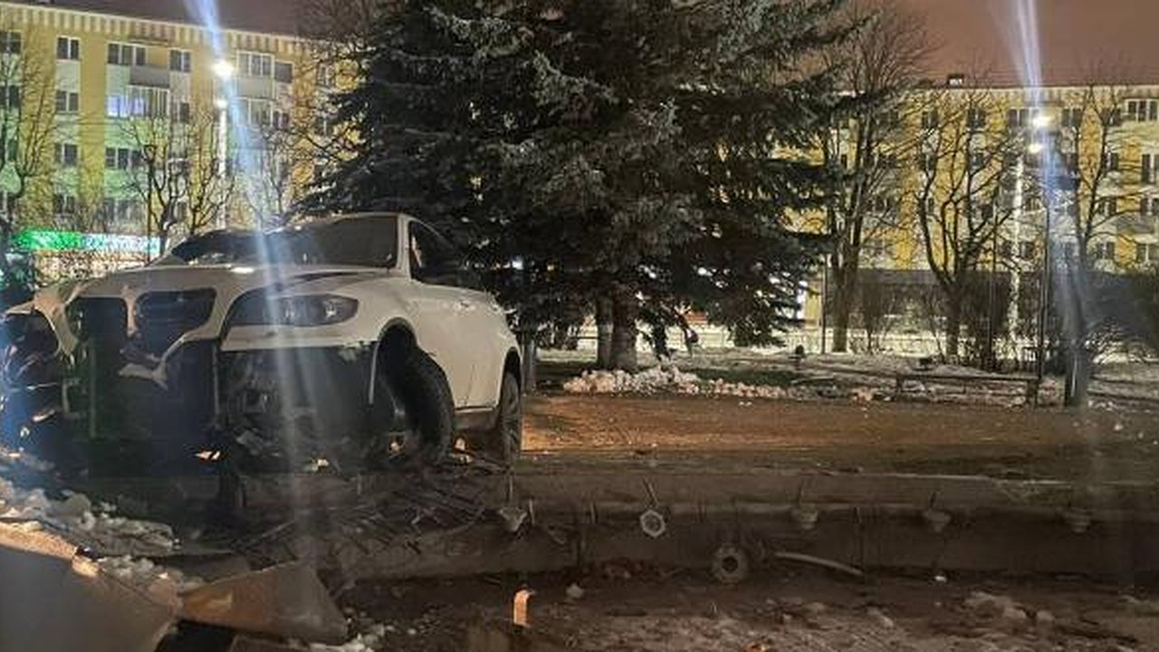 Главная картинка новости: В Калуге ночью водитель BMW врезался в фонтан на Площади Победы