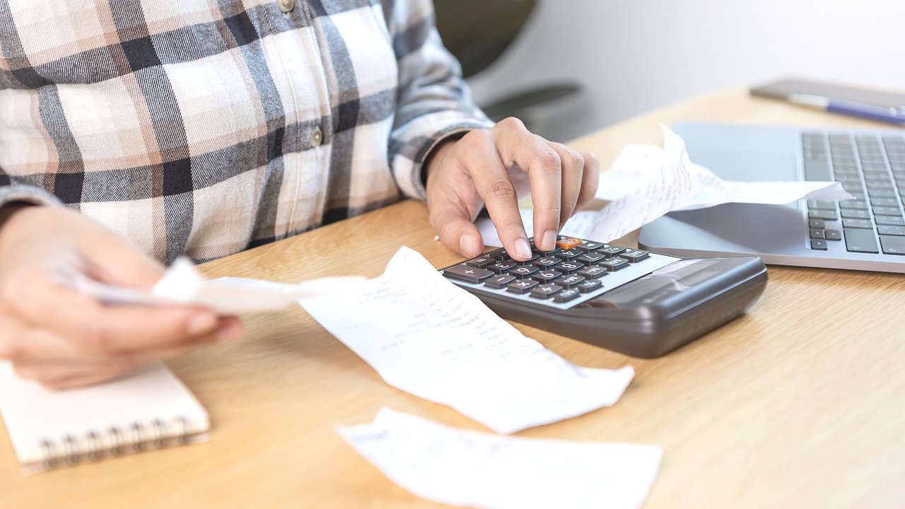 Главная картинка новости: Тарифы ЖКХ повысят в 2025 году сразу на 17% – жильцы схватились за головы