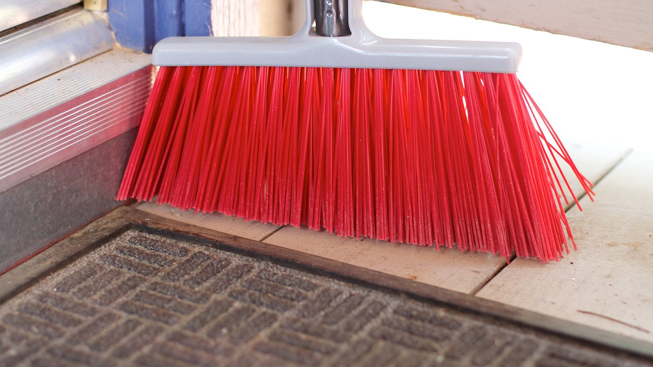 Главная картинка новости: Ушлые хозяйки перед уборкой посыпают щетку солью: вот как это работает – действенный трюк