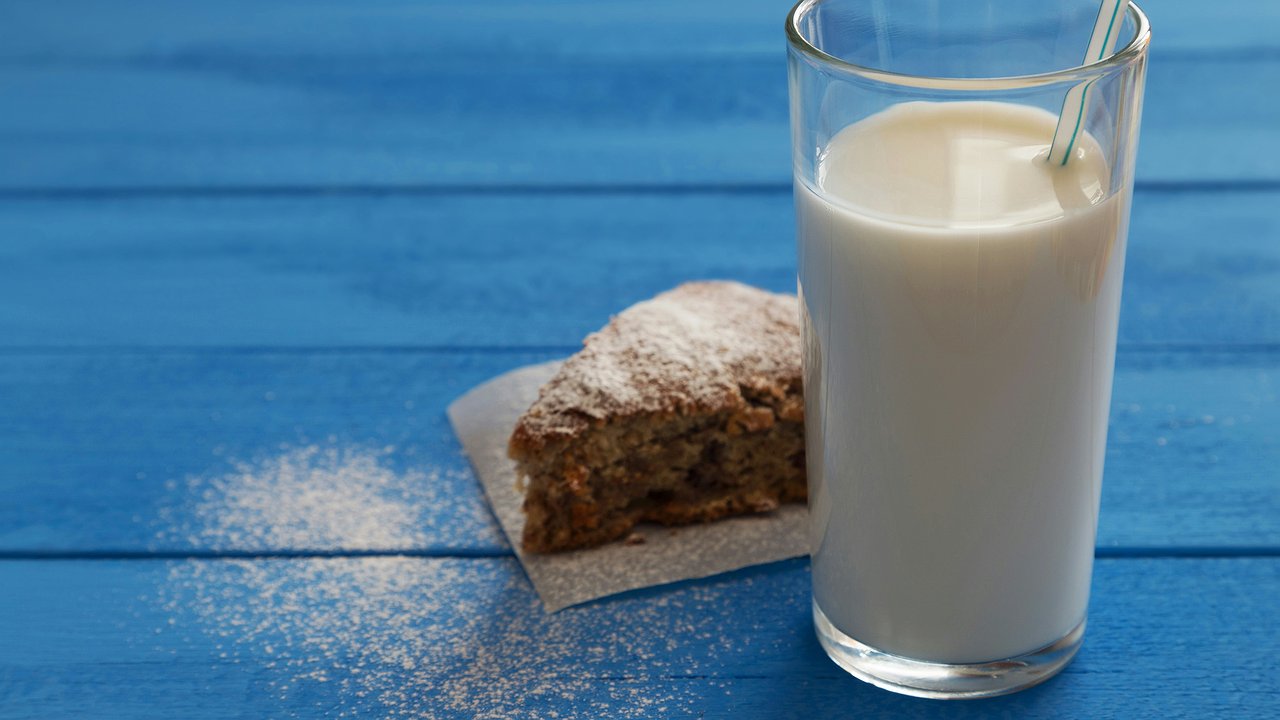 Главная картинка новости: Подкрашенная мелом вода: Росконтроль назвал марки молока, которые лучше не брать даже по акции