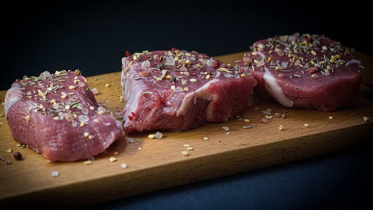 Главная картинка новости: Холодец точно застынет и будет прозрачным — запоминаем 8 золотых правил идеального блюда к новогоднему столу