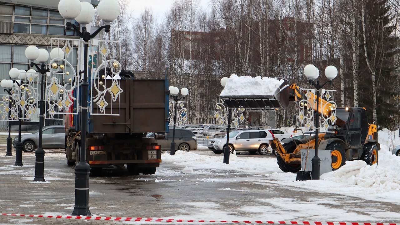 Главная картинка новости: В Калуге коммунальные службы круглосуточно убирают снег