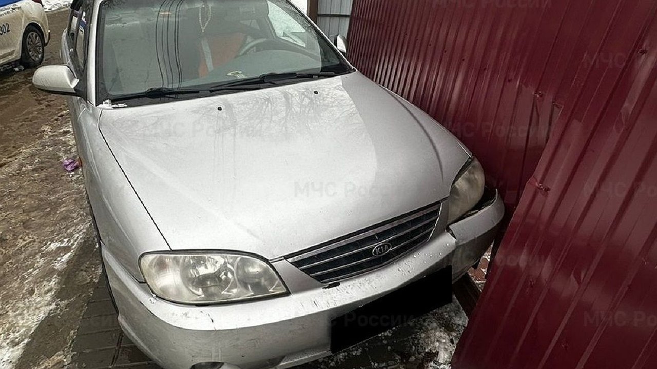 Главная картинка новости: Пожилого водителя госпитализировали в больницу после столкновения с забором в Калуге