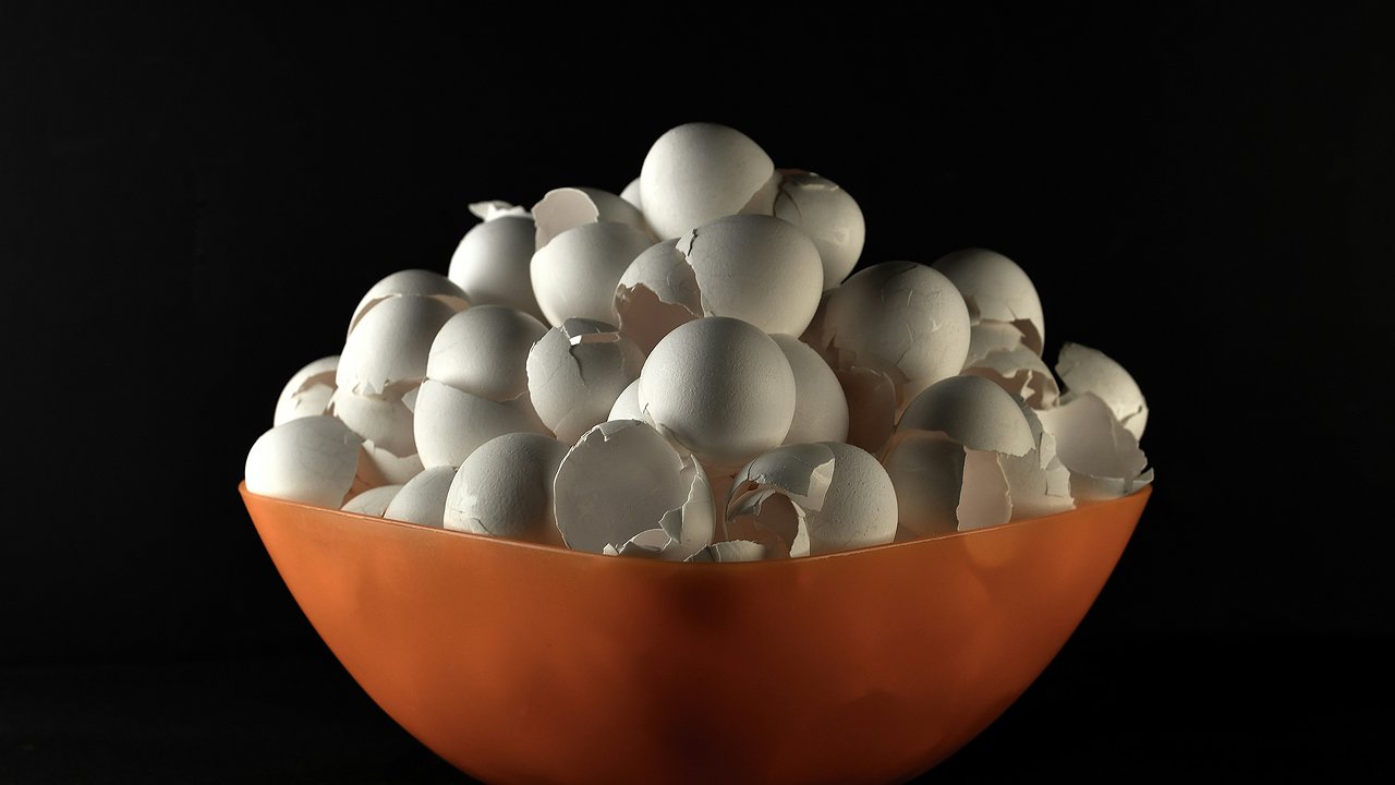 Главная картинка новости: Ушлые дачники яйца разбивают аккуратно: вот как используют скорлупу – полезная хитрость