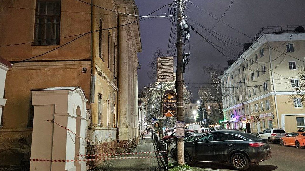 Главная картинка новости: В Калуге из-за аварийного здания пешеходы вынуждены ходить по дороге