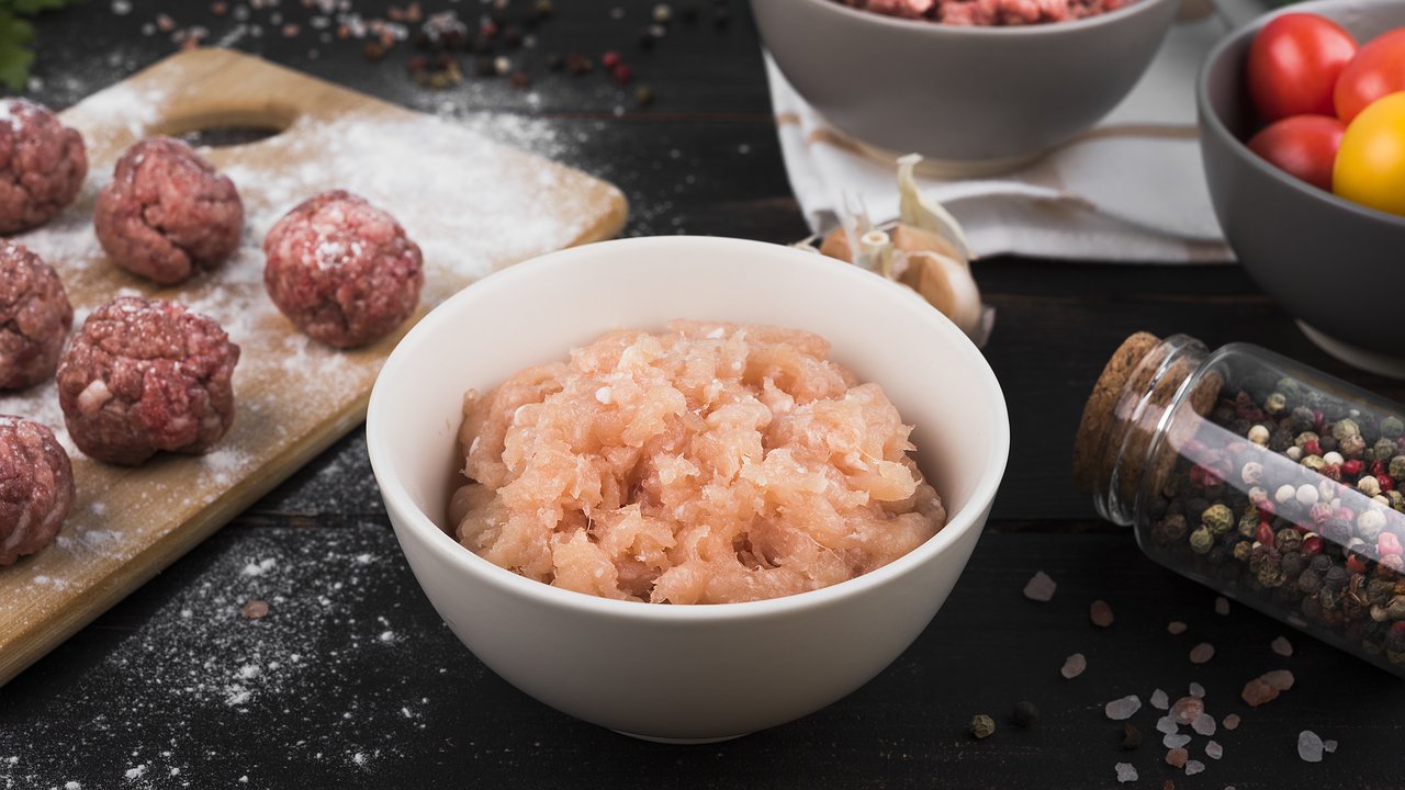 Главная картинка новости: Роскачество обнаружило худший фарш и отправило его в черный список — напичкан антибиотиками