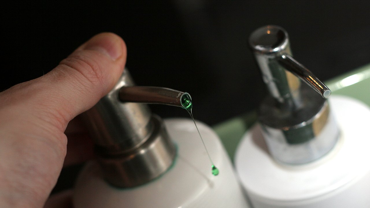 Главная картинка новости: Хитроумные хозяйки смешивают жидкое мыло с солью и бед не знают: вот для чего они это делают