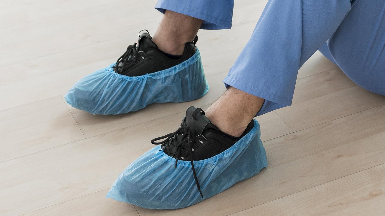 Главная картинка новости: Подруга скупает бахилы пачками: удивилась полезности этого предмета в быту