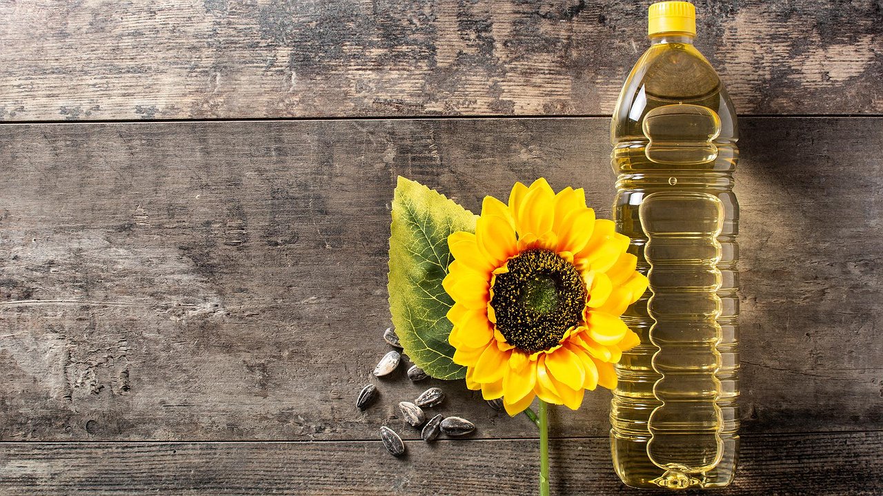 Главная картинка новости: Химическая отрава в красивой бутылке: Роскачество указало худшие бренды растительного масла