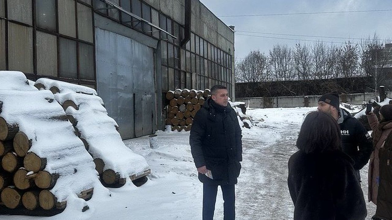 Главная картинка новости: В Калужской области арендаторы бывшего завода получили предупреждение из-за дыма и запаха