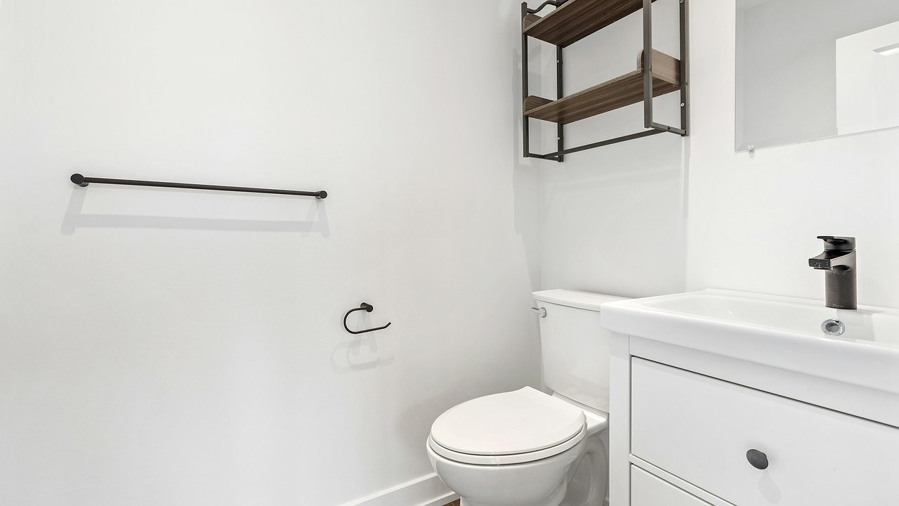 Главная картинка новости: У свекрови в бачке унитаза всегда лежит кирпич: вот для чего – забытая советская хитрость