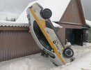 В Калужской области такси эффектно "припарковался" у сарая