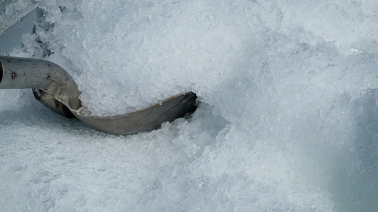Главная картинка новости: Прикрепили к лопате — и убрали снег в 5 раз быстрее: народная «разработка» даст фору любому снегоуборщику