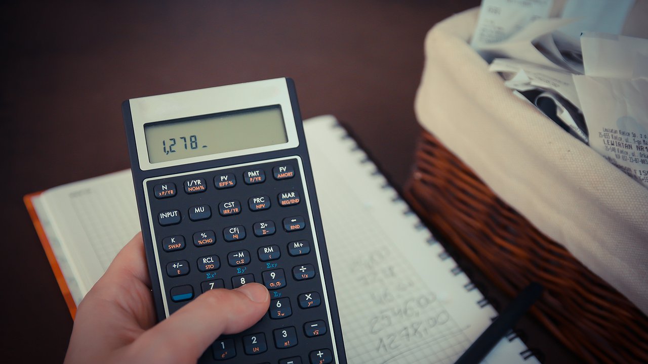 Главная картинка новости: Плюс 2000 рублей с каждой квартиры: с 1 января в квитанции ЖКХ станет на одну графу больше