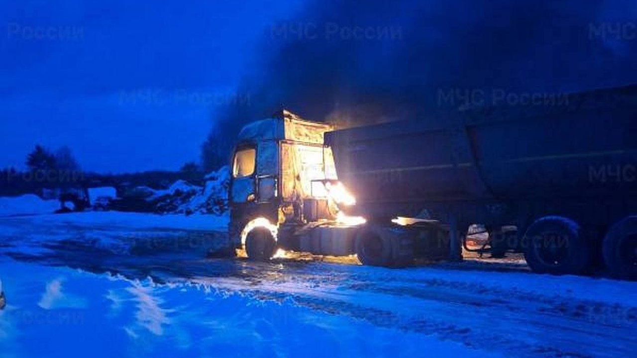 Главная картинка новости: Рано утром в Калужской области горел грузовик 