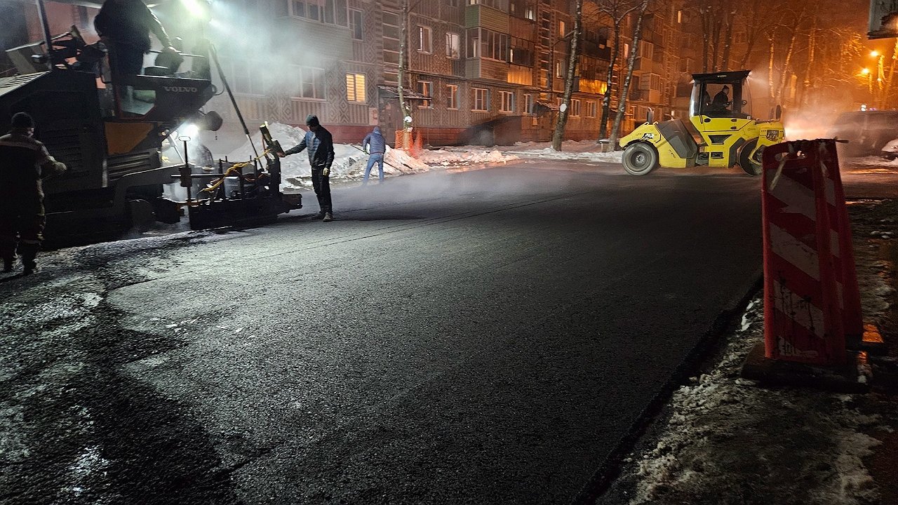 Главная картинка новости: В Калуге продолжают укладывать асфальт