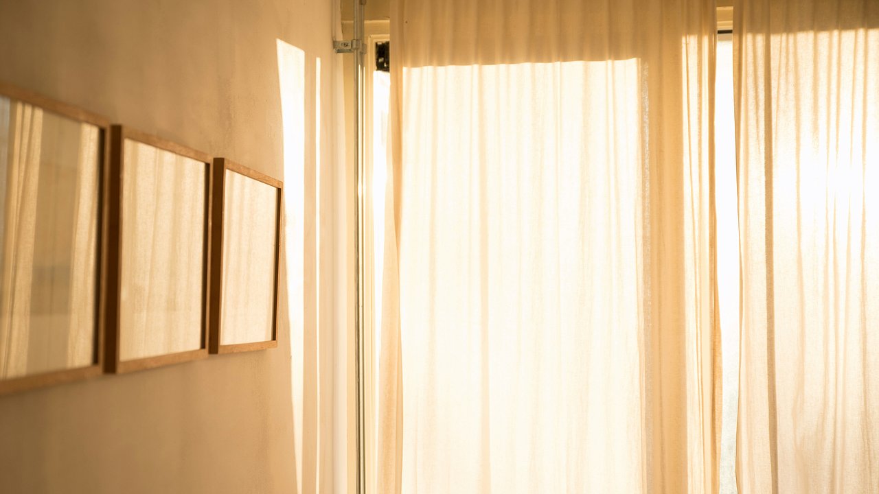 Главная картинка новости: Кладем в барабан грязный тюль и 2 таблетки — достаем белоснежную занавеску: мучения с замачиванием позади