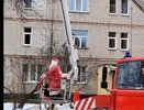 Дед Мороз и Снегурочка поднялись в калужскую больницу на кране МЧС