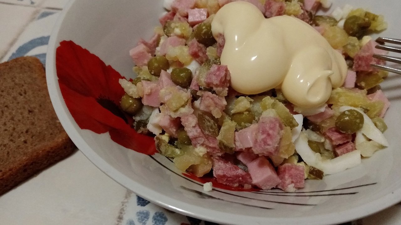 Главная картинка новости: Калужан призвали выбросить новогодние салаты