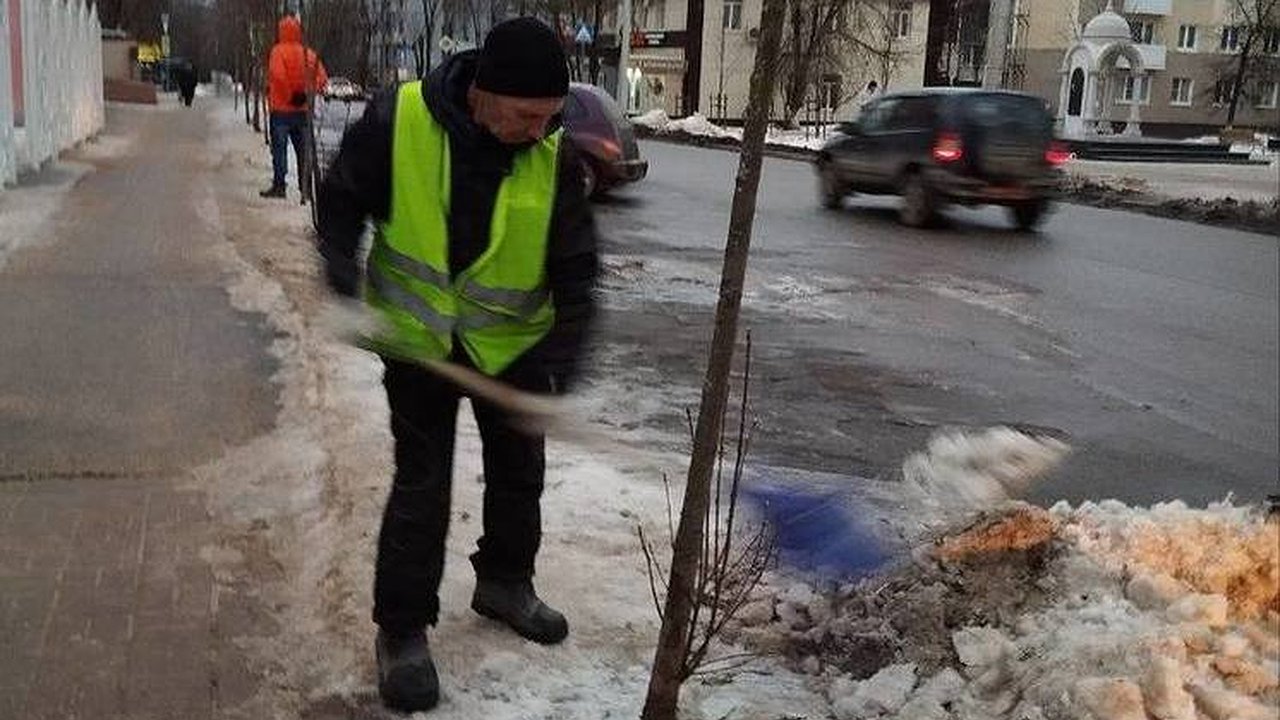 Главная картинка новости: Калужские коммунальщики круглосуточно дежурят в городе