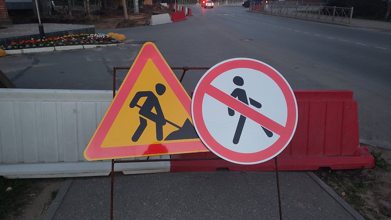 Главная картинка новости: В Калуге на улице Карла Либкнехта провалился тротуар