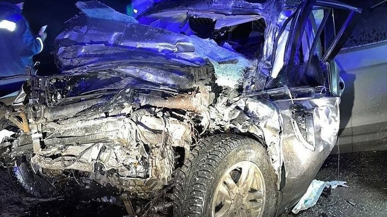Главная картинка новости: Смертельное ДТП на калужской трассе: Hyundai влетел в "Тонар" 