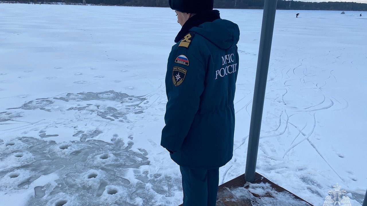 Главная картинка новости: В Калужской области рыбаков не останавливает таяние льда на Яченском водохранилище