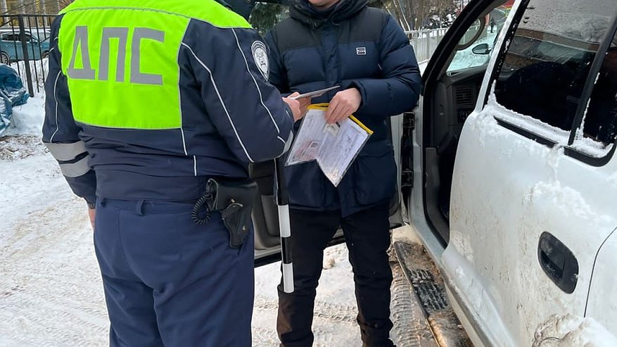 Главная картинка новости: С 1 февраля начнут лишать прав за эти наклейки на авто: водителей ждет неприятный сюрприз