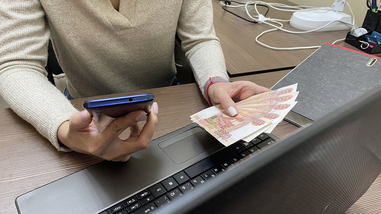 Главная картинка новости: Мошенник из Саратовской области обманул калужанина на огромную сумму