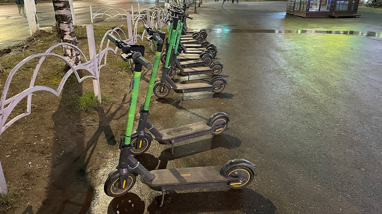 Главная картинка новости: В Калуге электросамокатчикам запретили ездить в скверах и парках 