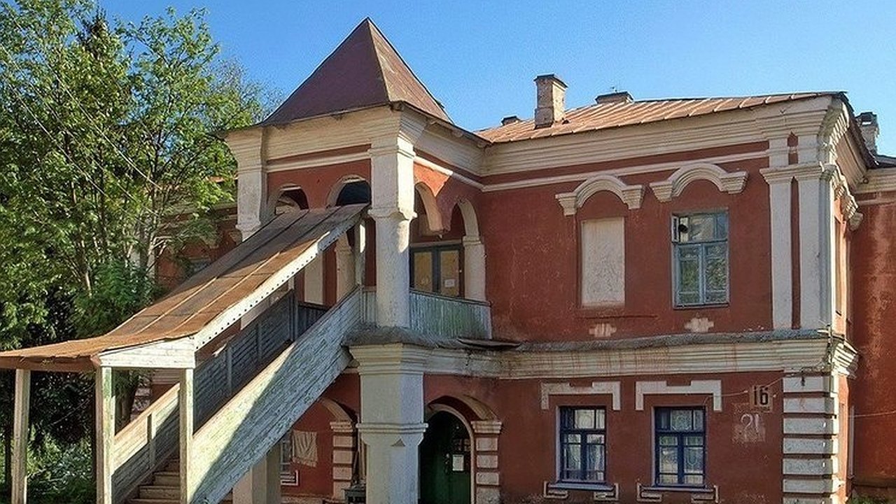 Главная картинка новости: Трехсотлетние Палаты Макарова передали области для восстановления 