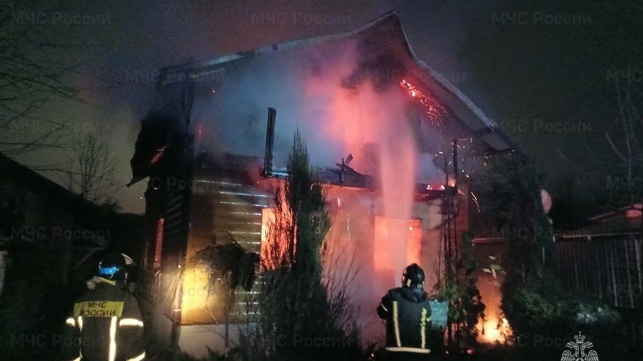 Главная картинка новости: Дачный дом полностью уничтожен пожаром в Калуге
