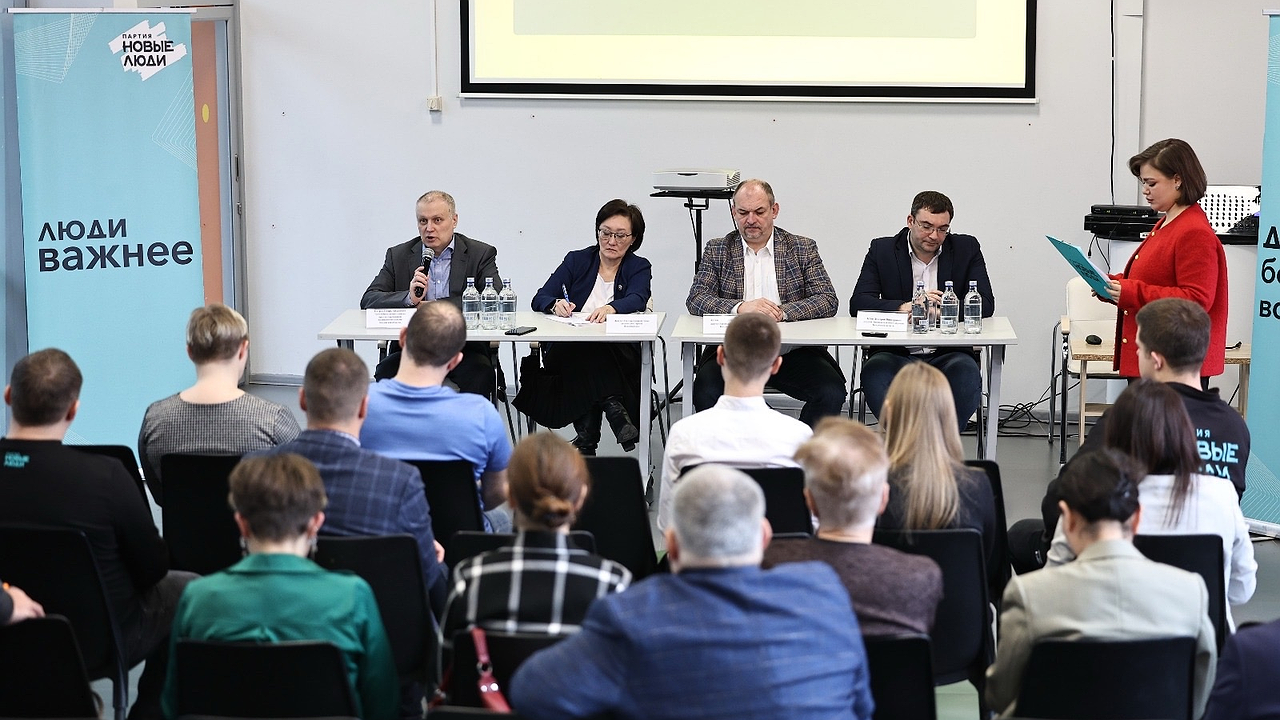 Главная картинка новости: Сардана Авксентьева обсудила с жителями Калуги законопроекты  Новых людей в области ЖКХ