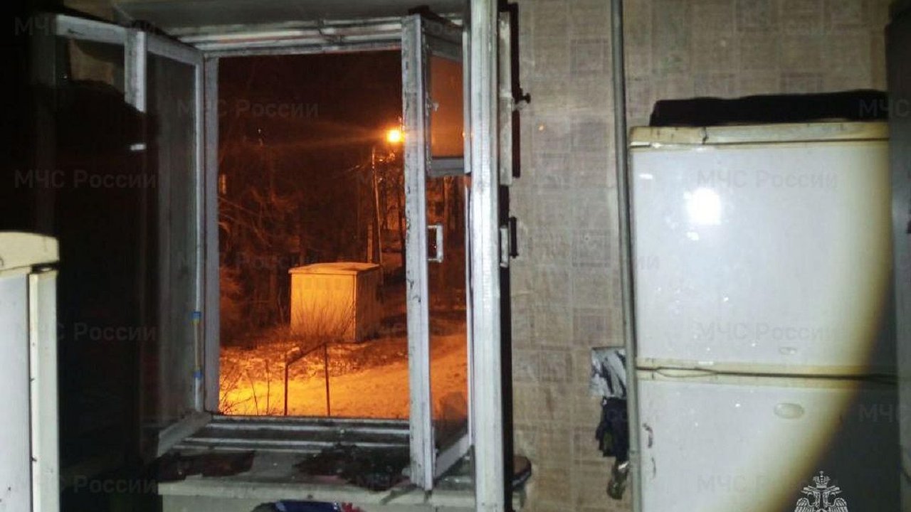 Главная картинка новости: В Калуге на улице Нефтебаза загорелся дачный дом: два человека получили ожоги 