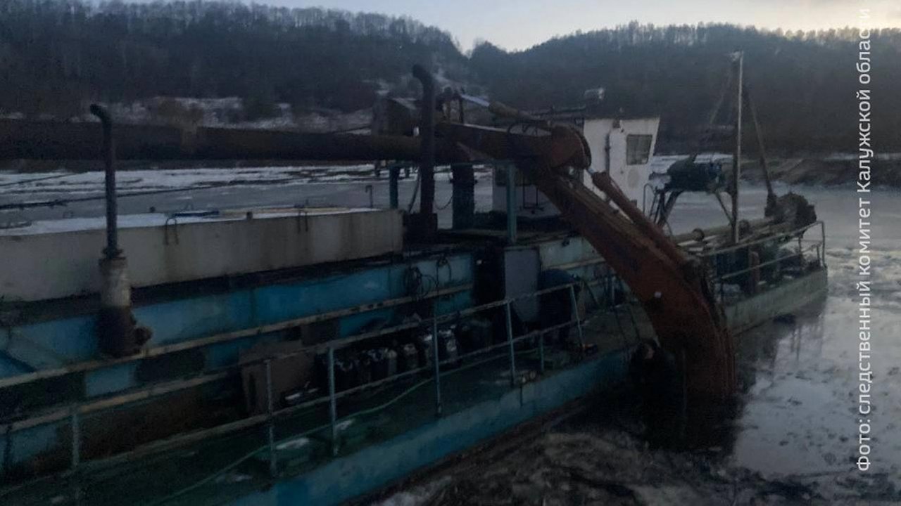 Главная картинка новости: В Калуге экскаватор утонул вместе с машинистом