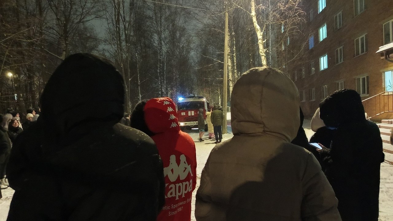 Главная картинка новости: В Калуге пожарные ликвидировали возгорание фасада пятиэтажного жилого дома