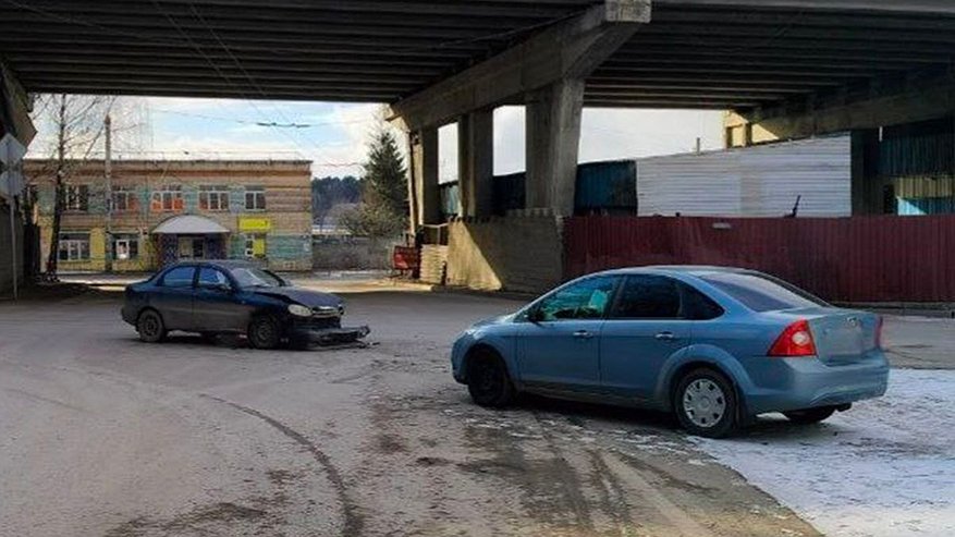 Главная картинка новости: В Калуге в результате столкновения двух иномарок пострадала молодая девушка